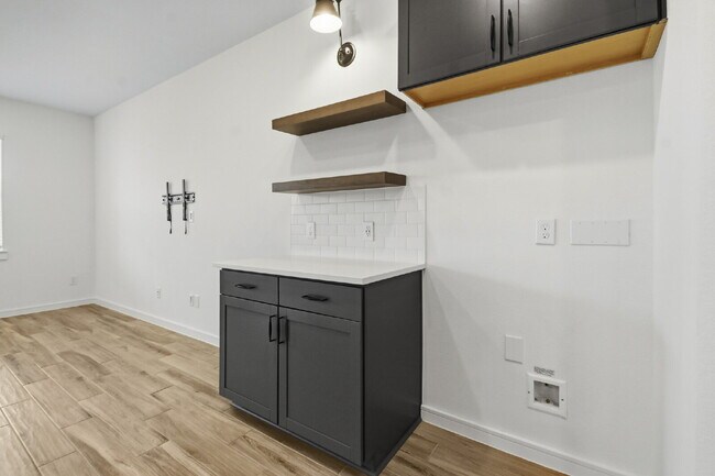 Building Photo - 8427 Bay Rdg Cir