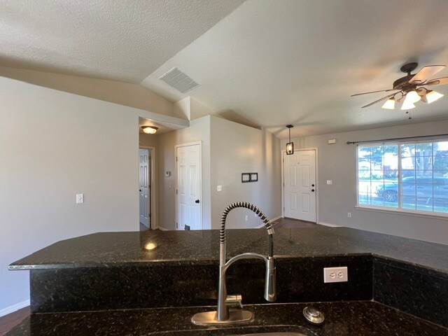 Building Photo - 3 Bed 2 Bath in Caldwell!