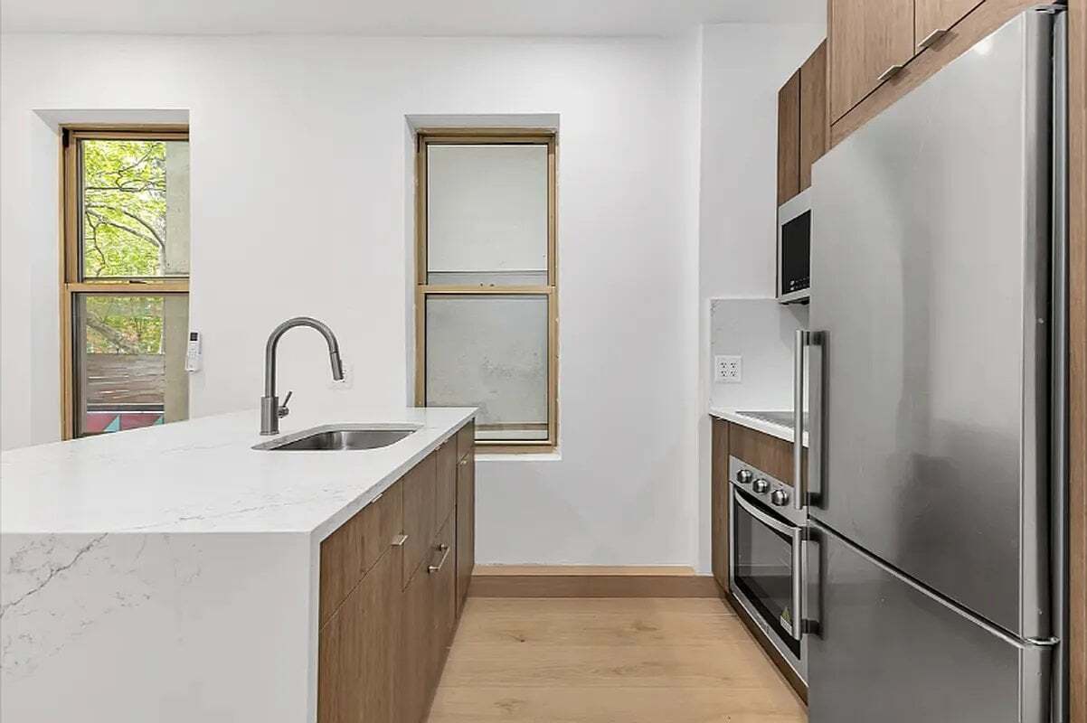 Building Photo - 246 E 53rd St
