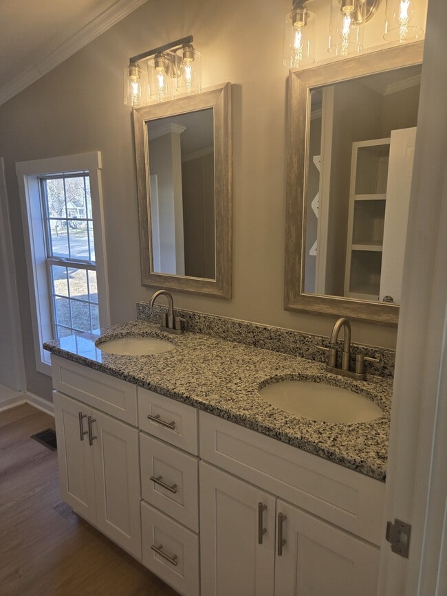 Building Photo - 223 E Park Ave