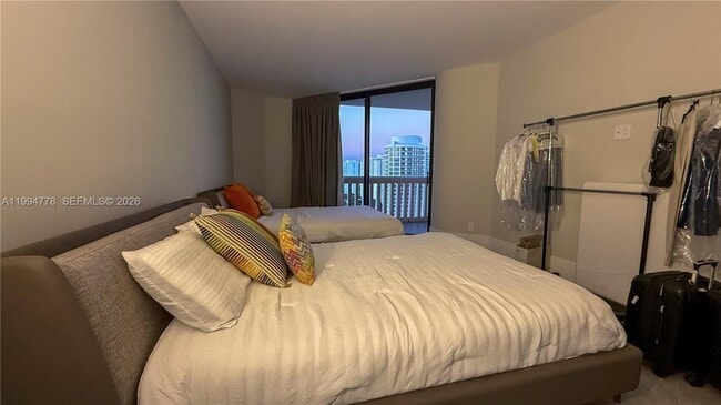 Building Photo - 2000 Island Blvd