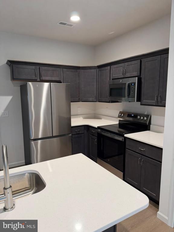 Building Photo - 7847 Oakbrook Dr