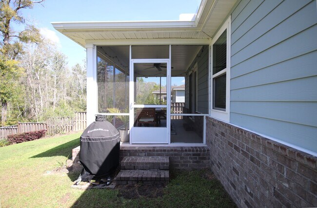 Building Photo - Central Freeport Location with Community Pool