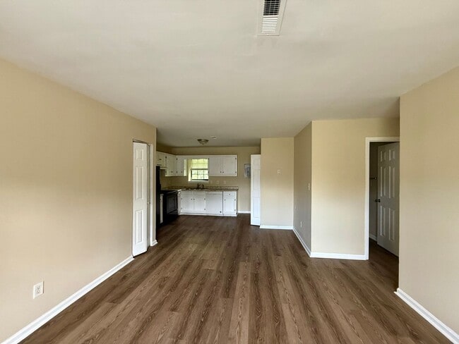 Building Photo - Two bedroom, 1.5 bath apartment home at Ha...