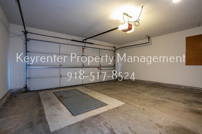 Building Photo - Charming 3 bedroom home with cozy fireplace and 2 car garage!! Price drop!