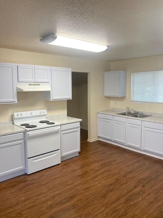 Building Photo - Spacious open concept ranch