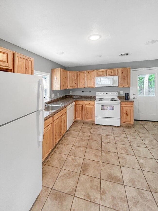 Building Photo - Welcome to this charming 2-bedroom, 1-bath...