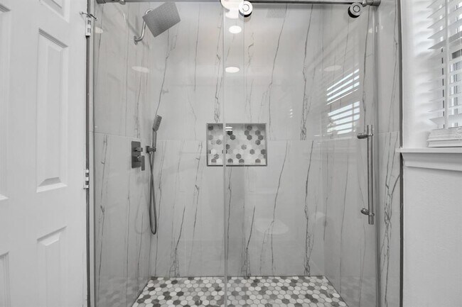 Building Photo - 136 Cherry Tree Ln