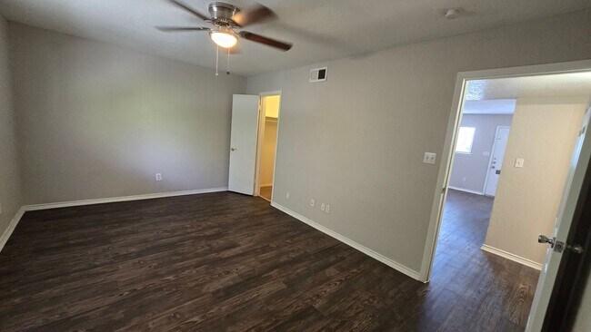 Building Photo - One bedroom one bath in Balcones Heights ready for move in!