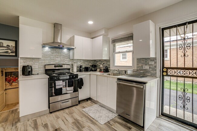 Building Photo - 737 E 157th Pl