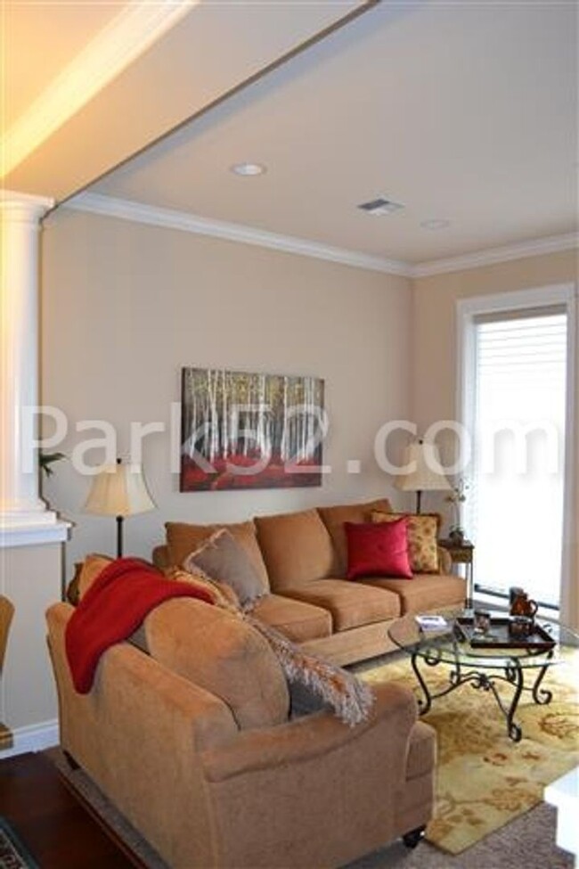 Building Photo - 1 Bed 1.5 Bath Theater District Condo + Am...