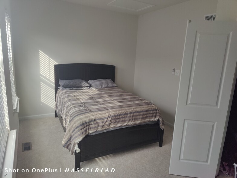 Building Photo - 3418 Chester Aly