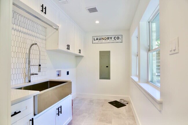 Building Photo - Executive Lease Near Preston Hollow  - Chef's Kitchen, Gated Drive & Spacious Patio