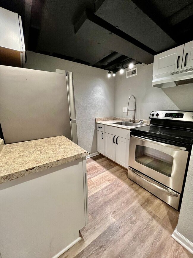 Building Photo - Comfortable 1 bedroom condo unit in KCMO!