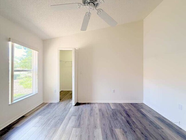 Building Photo - 240 Center Oak Cir