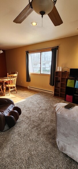 Living room to dinning room - 524 Marshal Ct