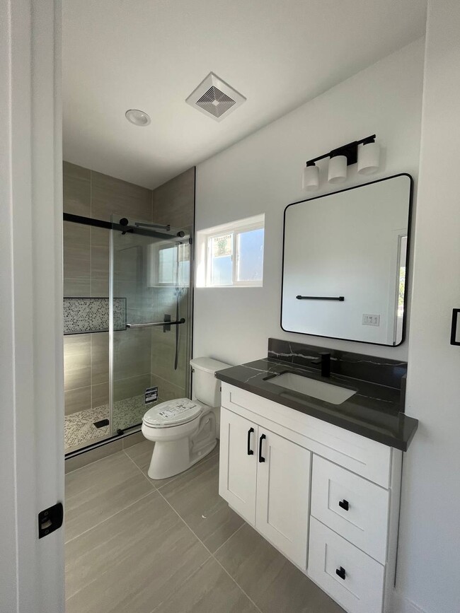 Building Photo - 540 W Elm Ave