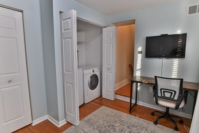 Building Photo - Beautiful 3 Bedroom on Vine St