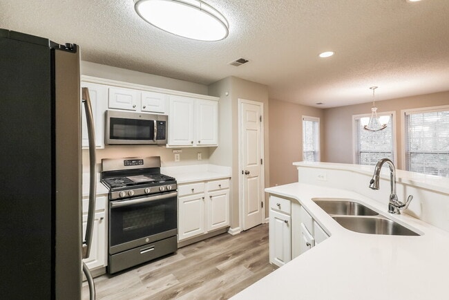 Building Photo - 173 Revolutionary Dr