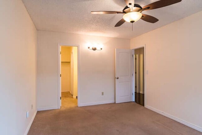 Building Photo - Charming  2 Bed 2 Bath Main Floor Condo Available June 12!