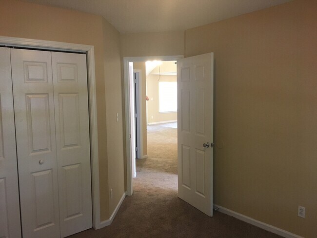 Building Photo - 3 bedroom 2 bathroom house
