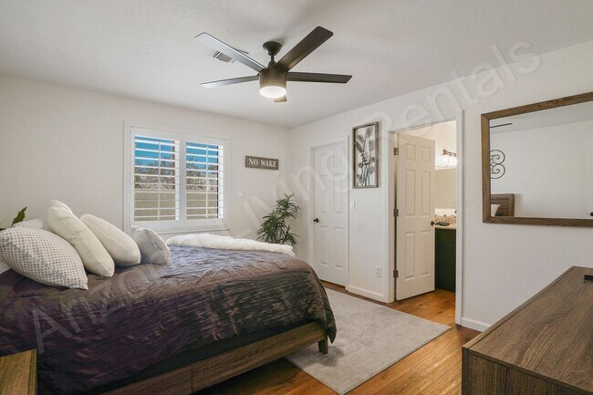 Building Photo - FURNISHED AVAILABLE OCTOBER - MAY