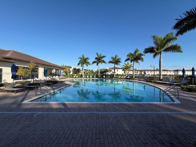 Building Photo - 909 NE 211th St