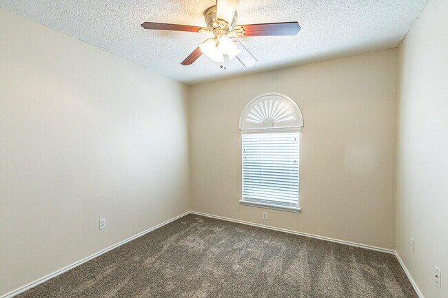 Building Photo - 6120 7th Dr