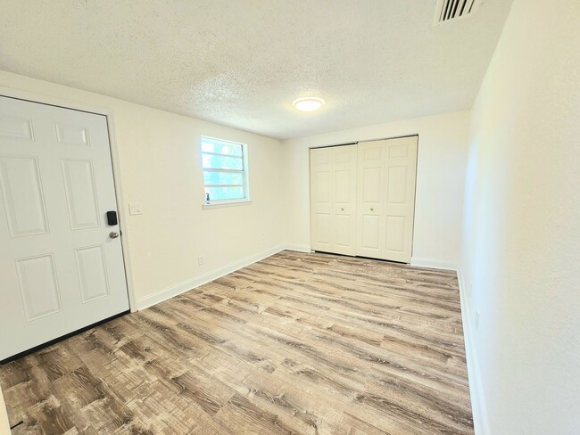 Building Photo - Beautifully renovated 2/2 duplex in the he...