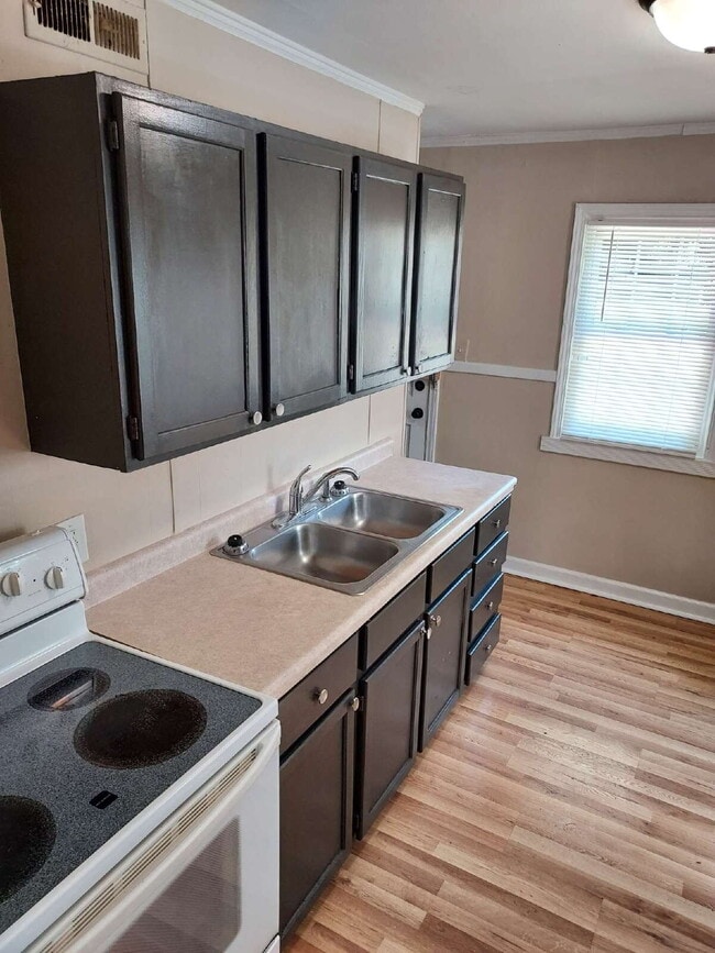 Building Photo - "Charming 2-Bedroom Gem with Cozy 744 Sq F...