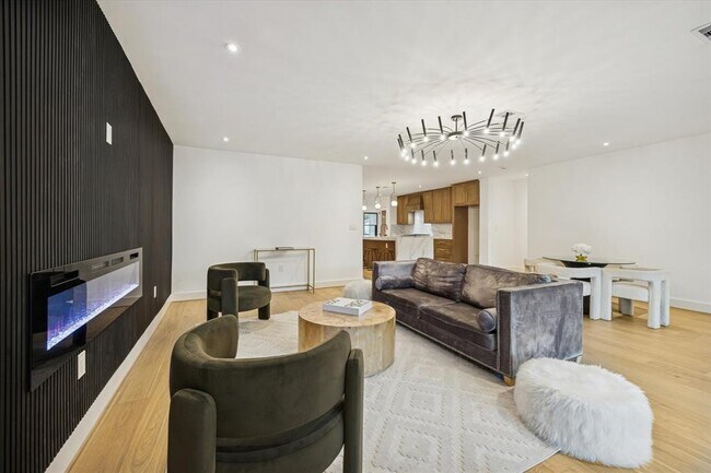 Building Photo - 1611 Ridgehaven Dr