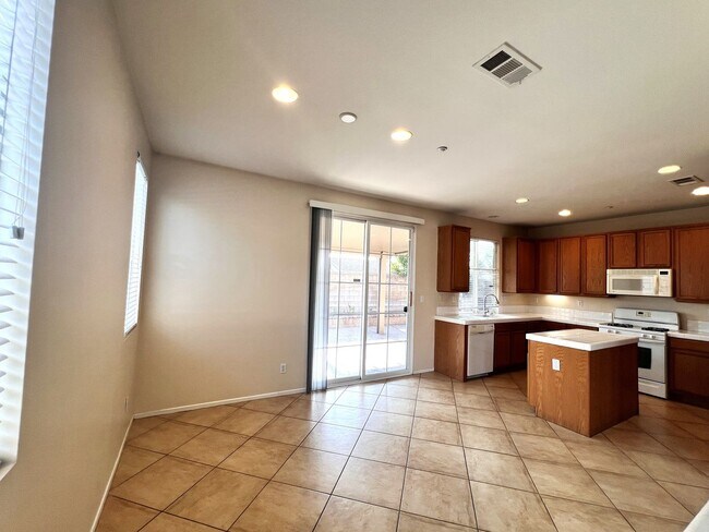 Building Photo - Beautiful 4 Bedroom, 3 Baths Single Family Home In North Fontana for Lease