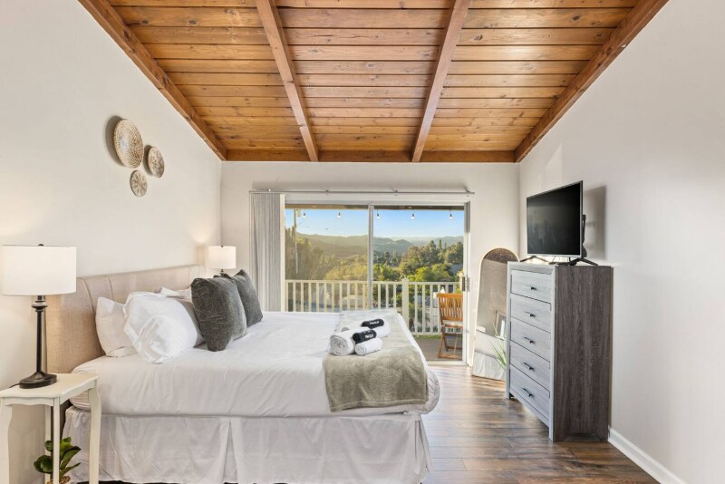 Building Photo - 321 W Kalmia St