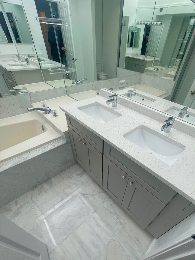 Building Photo - Newly Renovated 3 Level Townhome!