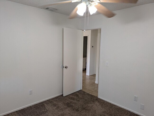 Building Photo - 8730 Sandhill Dr