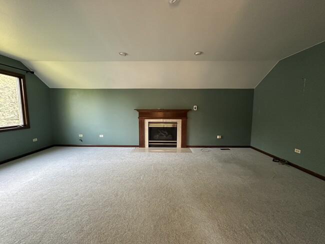 Building Photo - 1055 Knollwood Ln