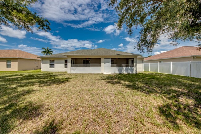Building Photo - 2462 Nature Pointe Loop