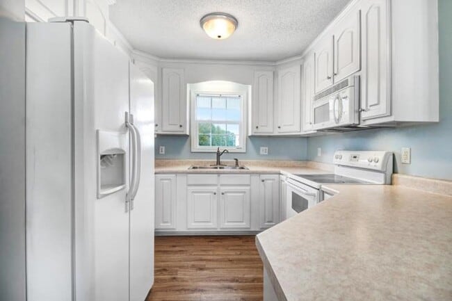 Building Photo - WONDERFUL 3 BR, 2 BA w/ attached garage *D...