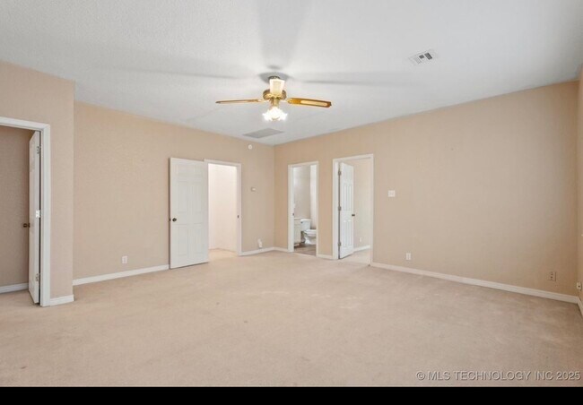 Building Photo - 806 S Osage Ave