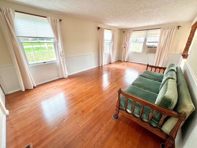 Building Photo - Beautiful Home - 3 Bedroom 2.5 Bathroom - ...