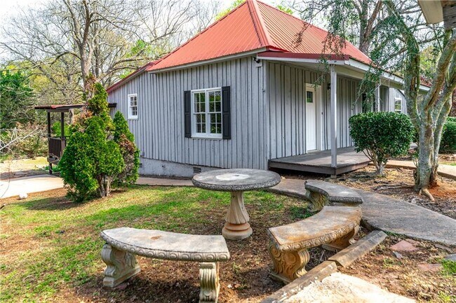 Building Photo - 2656 Jackson Trail Rd