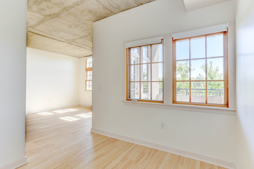 Building Photo - 275 S Harrison St