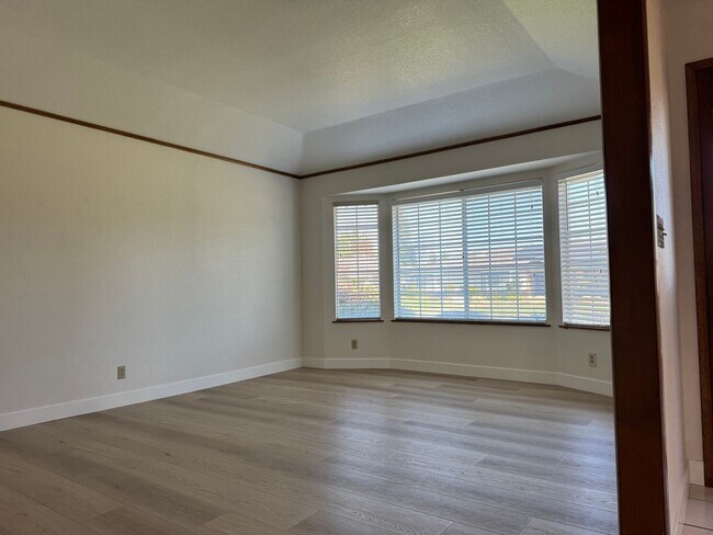 Building Photo - 6517 N San Pedro Ave