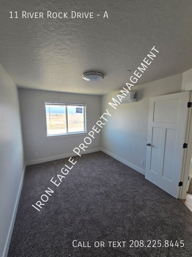 Building Photo - 11 River Rock Dr