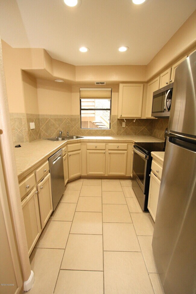 Building Photo - 6655 N Canyon Crest Dr
