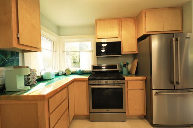 Building Photo - Artsy Studio in Westhaven with Attic Bedroom