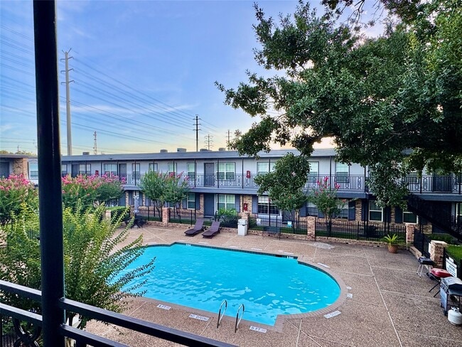 Building Photo - 3131 Southwest Fwy