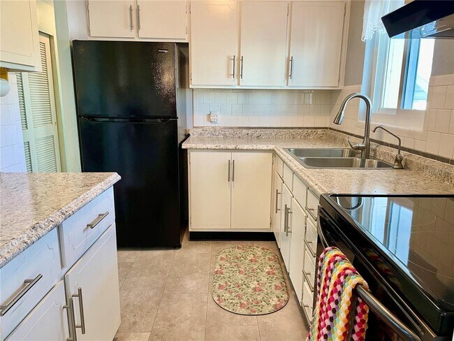 Building Photo - 1625 Leisure Dr