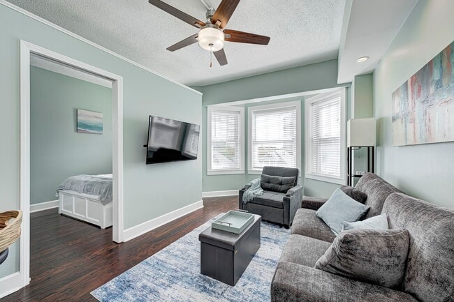 Building Photo - FULLY FURNISHED - Move in ready 1 bed & 1 ...