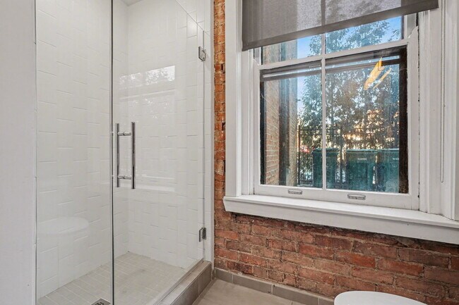 Building Photo - 26 E 14th St